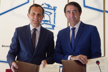 El presidente de la Diputación de Valladolid, Conrado Íscar, y el consejero de Medio Ambiente, Vivienda y Ordenación del Territorio, Juan Carlos Suárez-Quiñones en la firma