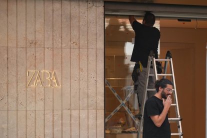 Preparativos para abrir la nueva tienda de ZARA en la calle Constitución.