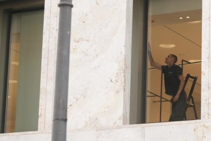 Preparativos para abrir la nueva tienda de ZARA en la calle Constitución.