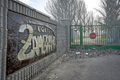 Imagen de la puerta de entrada a las instalaciones del centro de menores Zambrana.