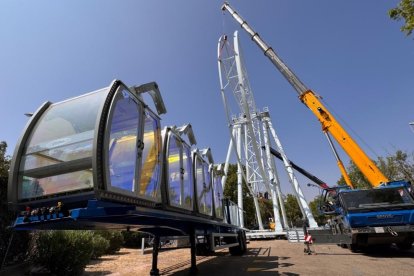 Montaje de la noria de 45 metros en el Real de la Feria.