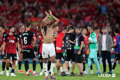 Bellingham aplaude a la afición blanca presente en Son Moix tras el partido del Mallorca.