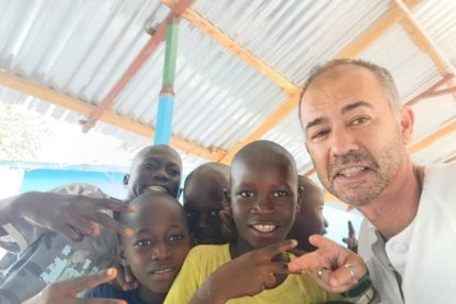 Óscar Martín, médico y voluntario en Gambia