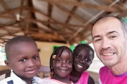 Óscar Martín, médico y voluntario en Gambia