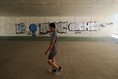 Pintadas en el nuevo paso peatonal de Padre Claret