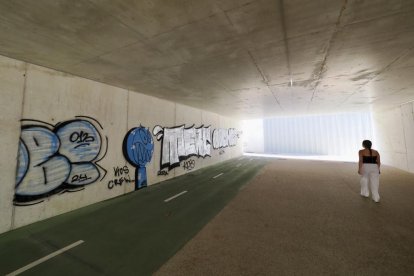 Pintadas en el nuevo paso peatonal de Padre Claret