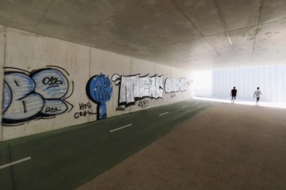 Pintadas en el nuevo paso peatonal de Padre Claret