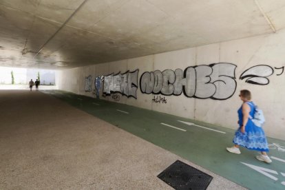 Pintadas en el nuevo paso peatonal de Padre Claret