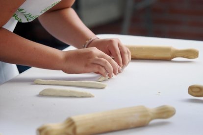 Taller de pan en la Semana Cultural de Renedo de Esgueva.