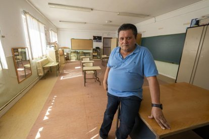 Ángel Vegas, alcalde de Lomoviejo, en la escuela que ha cerrado por falta de alumnos.