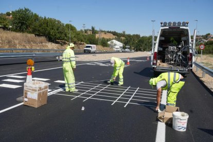 Trabajos de señalización que culminan las obras en la glorieta de salida a Burgos tras eliminar un punto negro.