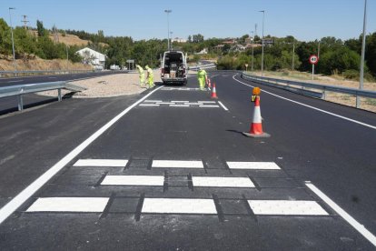 Trabajos de señalización que culminan las obras en la glorieta de salida a Burgos tras eliminar un punto negro.