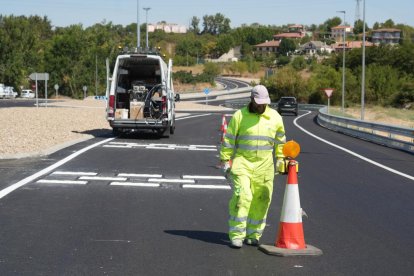 Trabajos de señalización que culminan las obras en la glorieta de salida a Burgos tras eliminar un punto negro.