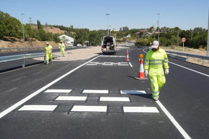 Trabajos de señalización que culminan las obras en la glorieta de salida a Burgos tras eliminar un punto negro.