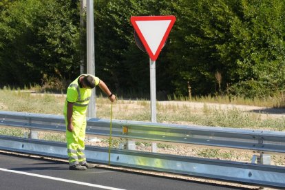 Trabajos de señalización que culminan las obras en la glorieta de salida a Burgos tras eliminar un punto negro.