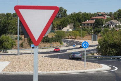 Trabajos de señalización que culminan las obras en la glorieta de salida a Burgos tras eliminar un punto negro.