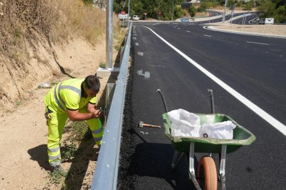 Trabajos de señalización que culminan las obras en la glorieta de salida a Burgos tras eliminar un punto negro.