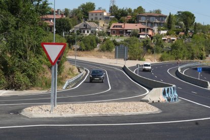 Trabajos de señalización que culminan las obras en la glorieta de salida a Burgos tras eliminar un punto negro.