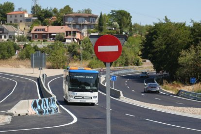 Trabajos de señalización que culminan las obras en la glorieta de salida a Burgos tras eliminar un punto negro.