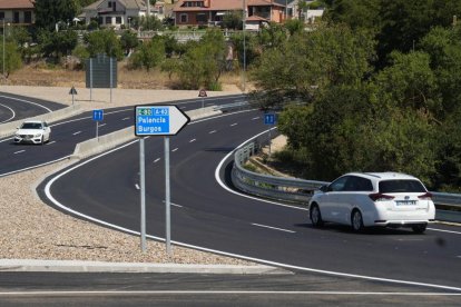 Trabajos de señalización que culminan las obras en la glorieta de salida a Burgos tras eliminar un punto negro.