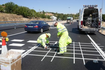 Trabajos de señalización que culminan las obras en la glorieta de salida a Burgos tras eliminar un punto negro.