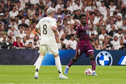 Boyomo controla el balón en presencia de Valverde en el último partido del Real Valladolid en el Bernabéu .