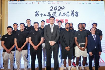 Presentación del partido benéfico organizado en China por Yao Ming.