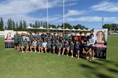 Jugadores y cuerpo técnico de las dos plantillas del CREl Salvador, masculina y femenina, en la presentación de la campaña de socios en Pepe Rojo.