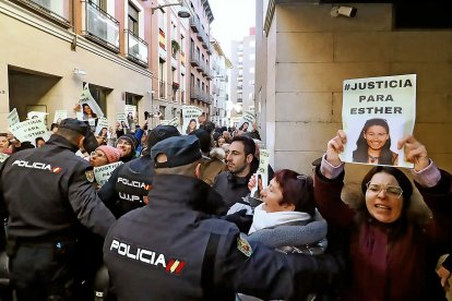 Allegados de Esther López protestan fuera del Juzgado en la declaración de Óscar, el único investigado, el pasado 22 de febrero.