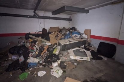 Basura y materiales en desuso acumulados en las viviendas