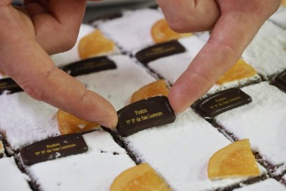 Juan Manuel trabaja en el postre de Nuestra Señora de San Lorenzo en la confitería Chus