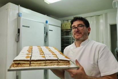 Juan Manuel trabaja en el postre de Nuestra Señora de San Lorenzo en la confitería Chus