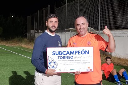 Tunay recoge el trofeo de subcampeón.