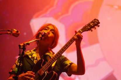 Anni B. Sweet, en un momento de su actuación en la plaza Mayor de Valladolid