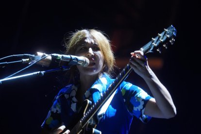 Anni B. Sweet, en un momento de su actuación en la plaza Mayor de Valladolid