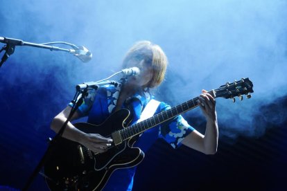 Anni B. Sweet, en un momento de su actuación en la plaza Mayor de Valladolid