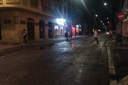 La calle Duque de la Victoria después de que el servicio de limpieza recogiera toda la basura. @F_Barrientos_D