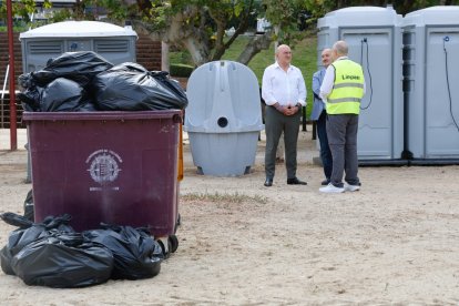 El alcalde visita al servicio de limpieza en Las Moreras