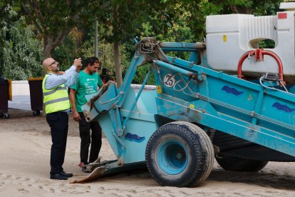 El alcalde visita al servicio de limpieza en Las Moreras