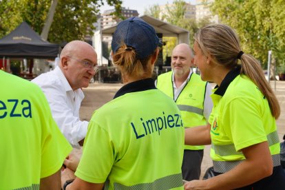 El alcalde visita al servicio de limpieza en Las Moreras