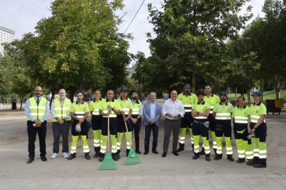 El alcalde visita al servicio de limpieza en Las Moreras