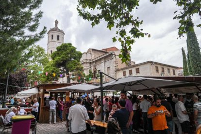 Feria del Día mirando al cielo