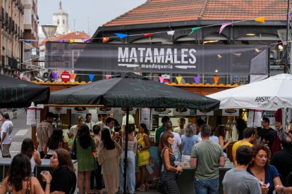 Feria del Día mirando al cielo