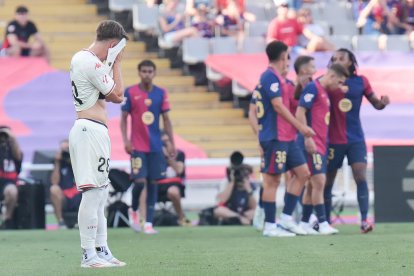 El jugador del Real Valladolid, Chuki,  abatido mientras el FC Barcelona celebra uno de sus siete goles.