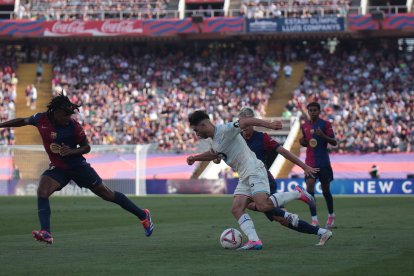 Una acción del partido entre El Barça y el Real Valladolid en Montjuic.