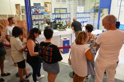 Cola en La Rana de Oro, en Valladolid, para comprar décimos del Gordo de Navidad