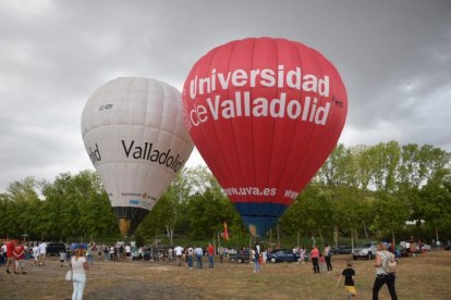 Dos globos se preparan para iniciar su vuelo en Valladolid.