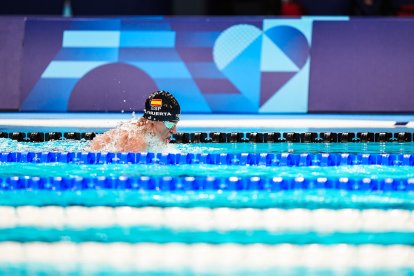 Luis Huerta en la piscina de La Dense Arena de París en  la final de los 100 m braza SB4.