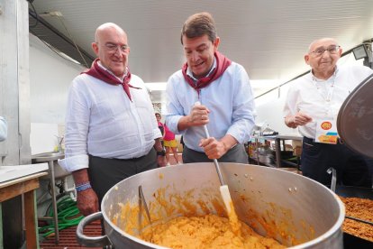 El presidente de la Junta, Alfonso Fernández Mañueco, y el alcalde de Valladolid, Jesús Julio Carnero, visitan la feria gastronómica.