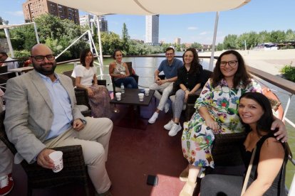 Caseta de feria El Mundo en el barco 'La Leyenda del Pisuerga'